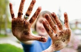 Les mains sales sont la cause de l'invasion helminthique